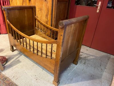 un lit avec une tête et un pied de lit en bois dans une chambre