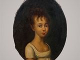 portrait d'une jeune fille en robe blanche, dans un cadre ovale noir