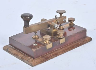 une petite machine posée sur une table