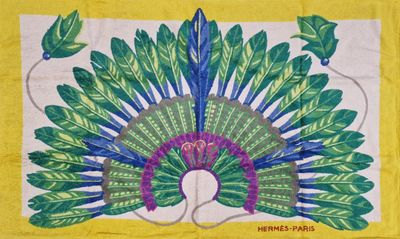 une photo d'un patchwork orné d'un paon coloré