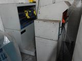 une photo d'un réfrigérateur dans une pièce encombrée