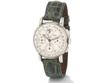 un gros plan d'une montre sur un fond blanc avec un fond blanc