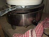 une pile de vaisselle posée sur une cuisinière