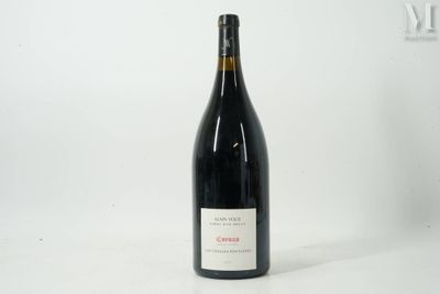 une bouteille de vin posée sur une table