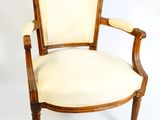 l'image d'une chaise en bois avec une assise rembourrée de couleur beige