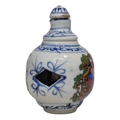 un vase blanc orné d'un motif bleu et blanc