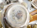 un gros plan d'un objet métallique entouré de nombreux autres objets