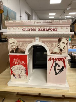 une exposition d'affiches de films diverses sur une étagère