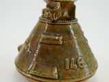 une lampe à huile ancienne en laiton sur fond blanc