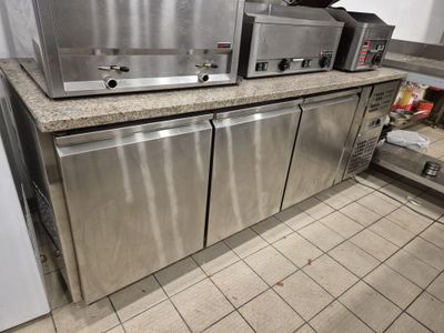 deux fours posés sur un plan de travail dans une cuisine