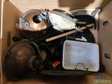 une boîte en carton remplie d'objets divers, comme un masque de plongée et d'autres objets