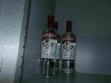 deux bouteilles de vodka posées sur une étagère dans une pièce