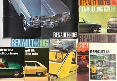 de nombreuses voitures anciennes exposées sur le mur