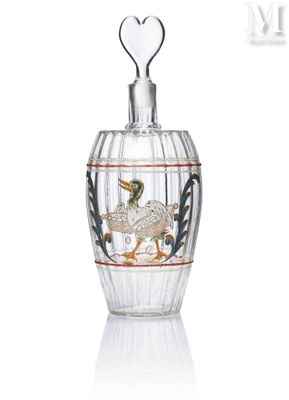 une image représentant un flacon de parfum en verre orné d'un oiseau
