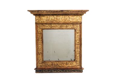 un miroir accroché au mur