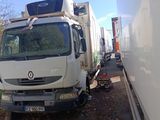 un camion blanc garé contre un mur