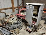 une image montrant une pièce remplie d'un tas de bric-à-brac à côté d'un immeuble