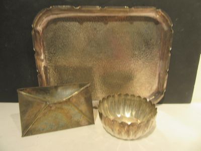 un plateau en argent et un bougeoir en argent posés sur une table