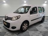 la photo d'une petite camionnette blanche garée dans un garage