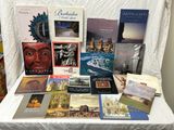 plusieurs livres sur une table avec une nappe blanche