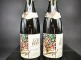 deux bouteilles de vin décorées de paillettes, posées sur une table