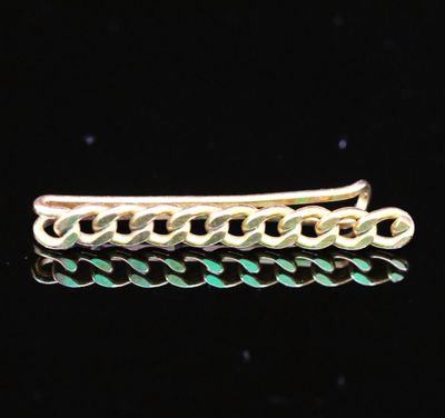 une barrette plaquée or ornée d'un motif tressé