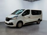 La camionnette blanche est garée dans une grande pièce aux murs blancs.