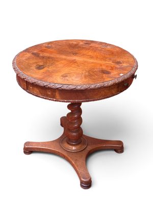 une image représentant une table ronde avec un plateau en bois sur fond blanc