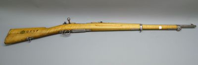gros plan d'un fusil jouet sur une surface blanche