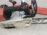 a chainsaw that is sitting on the ground
