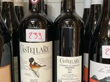 plusieurs bouteilles de vin sont alignées sur un comptoir