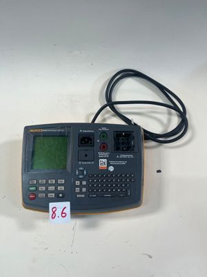 une image représentant une calculatrice posée sur une table blanche