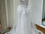 une robe de mariée exposée sur un mannequin dans un magasin