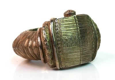 une image représentant une bague en métal et en or