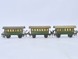 deux petits trains verts posés côte à côte sur une surface blanche