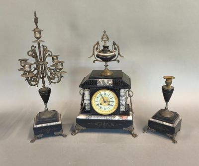 Garniture de cheminée comprenant une pendule borne en placag…