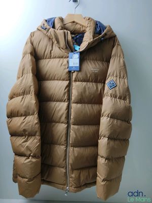 la veste est suspendue à un cintre sur le mur