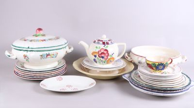 de nombreuses assiettes, tasses et soucoupes posées sur une table