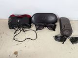 trois paires de lunettes de soleil, un étui et une paire de lunettes