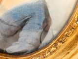 une photo d'une photo représentant un chat, dans un cadre doré