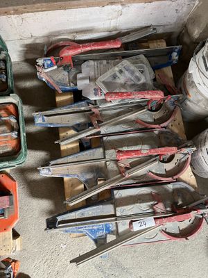 un grand nombre d'outils posés sur le sol