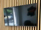 une télévision accrochée au mur dans un coin de la pièce
