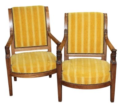 une paire de chaises rayées jaunes placées l'une à côté de l'autre
