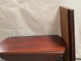 une image représentant une petite table avec une porte ouverte