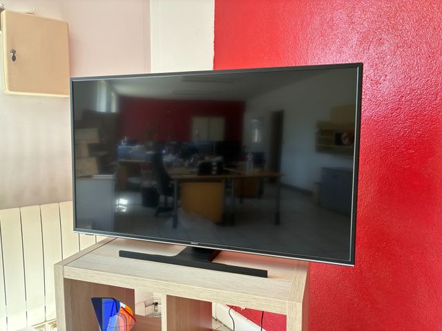 Deux téléviseurs écran plat, deux fours micro-ondes, réfrigérateu...