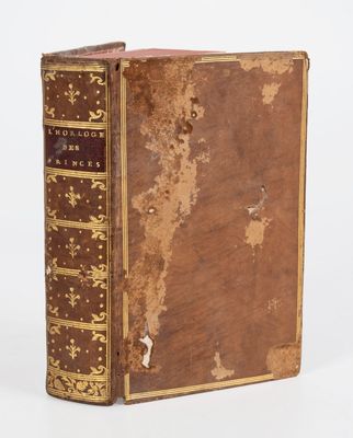 un vieux livre posé sur une surface blanche