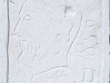 un carreau blanc sur lequel est représenté le visage d'une femme