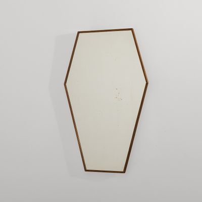 un grand miroir avec un cadre en bois accroché au mur