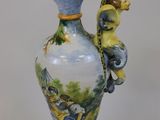 un vase bleu et blanc orné d'un serpent