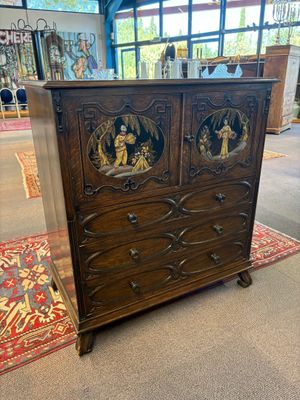une commode ancienne dans une pièce où se trouve un tapis au sol